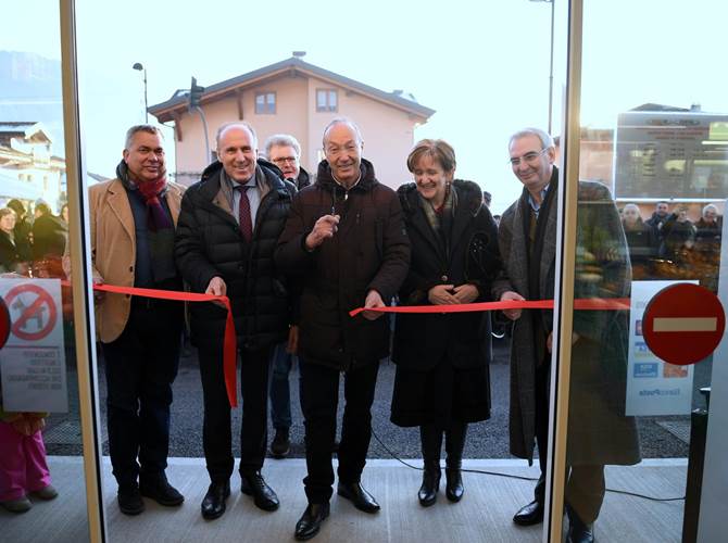 Inaugurato a Levico il negozio della Famiglia Cooperativa Alta Valsugana Oggi pomeriggio il taglio del nastro che ha simboleggiato il raggiungimento di un nuovo traguardo inteso come volontà di servire sempre meglio il consumatore.
