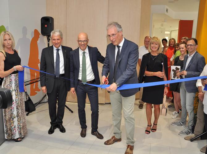 Dopo aver concluso i lavori di ammodernamento, è stata inaugurata la “nuova” filiale di Viale Degasperi a Cles della Cassa Rurale di Tuenno-Val di Non (dal primo luglio “Cassa Rurale Val di Non”).