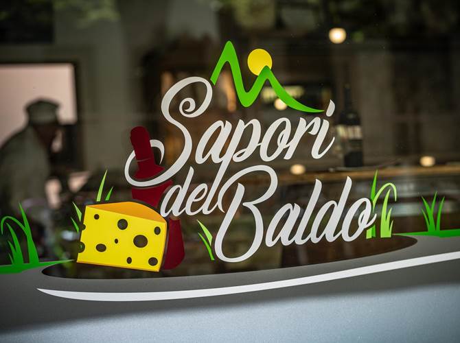 Evento inaugurale per il punto vendita Sapori del Baldo che apre le sue porte alla comunità di Malcesine e ai molti turisti, italiani e stranieri, che scelgono questo territorio per trascorrere le proprie vacanze.