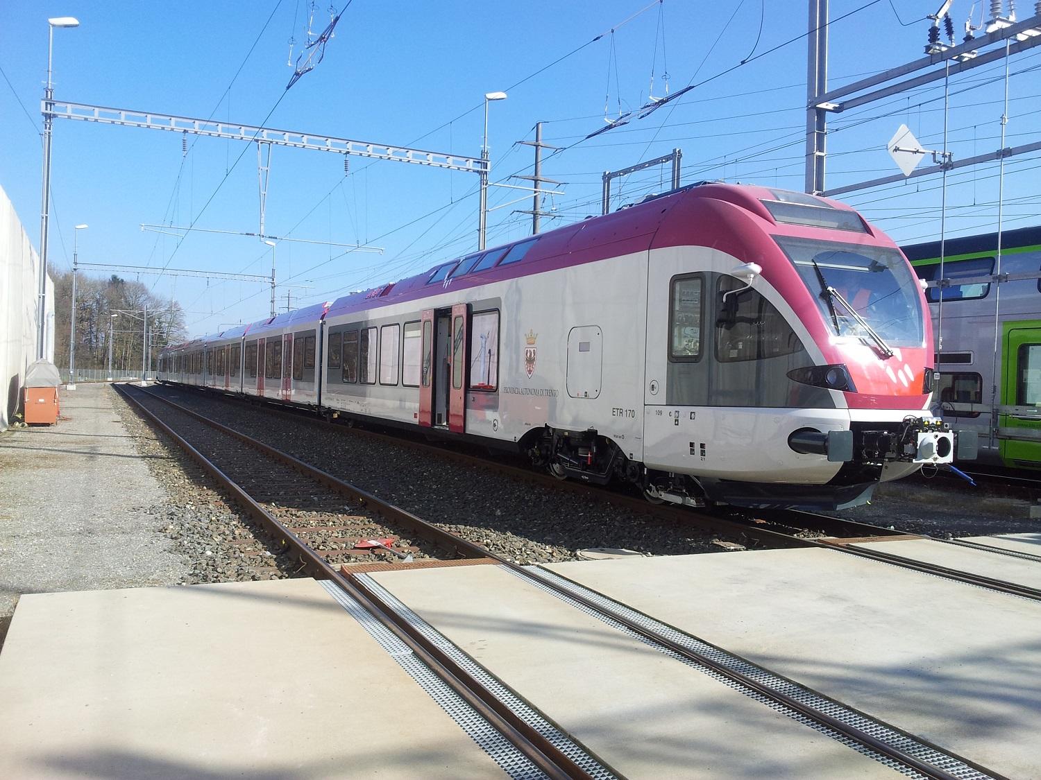 Da lunedì 29 giugno ripristinata la capacità ordinaria di trasporto dei mezzi pubblici È pronta una nuova ordinanza, che sarà firmata dal presidente Maurizio Fugatti lunedì 29 giugno, per l’aumento della capacità dei mezzi di trasporto pubblico, a partire dallo stesso giorno. Con la prossima settimana, infatti, si prevede un aumento della richiesta di utilizzo dei mezzi pubblici, considerato il rientro in sede dei lavoratori del settore pubblico e privato e la maggiore circolazione turistica stagionale.