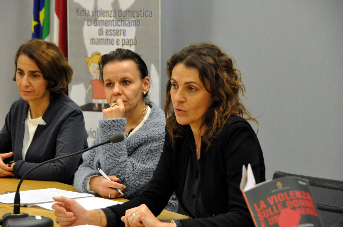 Un protocollo d'intesa “Per la prevenzione ed il contrasto della violenza di genere in provincia di Trento”, due nuove campagne di sensibilizzazione e l'aggiornamento del report rivolto agli operatori &quot;Uscire dalla violenza si può&quot;. Sono alcune delle iniziative messe in campo dalla Provincia autonoma di Trento dirette alla prevenzione e al contrasto della violenza di genere.