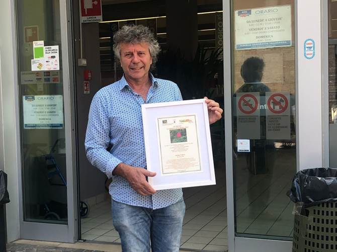 Stefano Libera mostra il riconoscimento