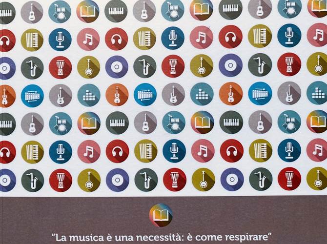 Imparare la musica con il lockdown? Si può. L’esperienza degli allievi della Smg diventa un libro Può essere considerata una delle esperienze più innovative di insegnamento a distanza in questa lunga chiusura dovuta al Covid-19.Chiusi nelle proprie case, per molti bambini e persone con bisogni educativi speciali imparare la musica on line è stato (quasi) un gioco. Il merito è della Scuola Musicale delle Giudicarie (SMG), che ha inventato un modo nuovo per superare l’isolamento fisico dagli allievi. Ed ora mette nero su bianco quanto ha realizzato.La pubblicazione presenta 8 e-book interattivi, con lo scopo di avvicinare le bambine e i bambini in età prescolare alla musica classica attraverso i mezzi a loro più congeniali, le canzoni. Un metodo che potrebbe essere molto utile anche dopo l’emergenza.