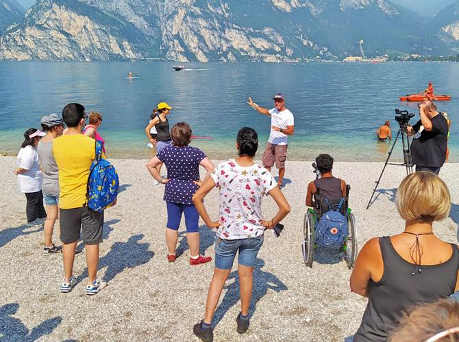 I ragazzi di coop Guardini e Anffas  La giornata di avvicinamento alla tavola a vela ha coinvolto alla Conca d'Oro di Torbole una ventina di utenti delle due realtà. Titolo dell'evento: "Lo sport che unisce". Per Marco Aggravi, volontario e istruttore: "I ragazzi non mollano mai, hanno una forte volontà di mettersi alla prova, di superare gli ostacoli. Abbiamo tanto da imparare da loro”.