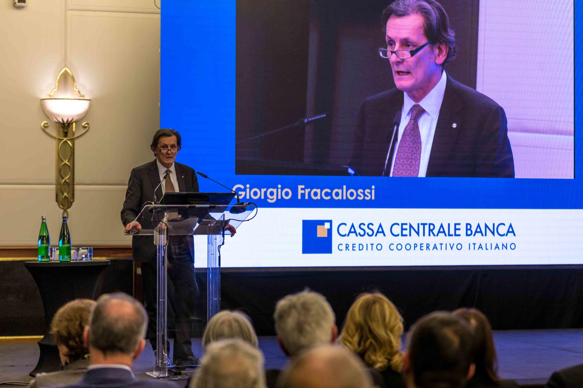 L'assemblea del Gruppo Cassa Centrale nomina il nuovo Consiglio L’Assemblea dei Soci riunita oggi a Milano ha nominato gli amministratori per il triennio 2019-2021. ll Consiglio di Amministrazione composto da 15 componenti sarà guidato da Giorgio Fracalossi, Carlo Antiga Vicepresidente vicario. 10 i rappresentanti espressione delle banche affiliate, 4 gli amministratori indipendenti e 1 rappresentante esterno. L’assemblea ha indicato Mario Sartori per l’incarico di Amministratore Delegato.