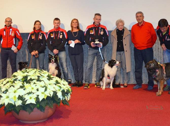 La Sala della Cooperazione ha ospitato il benvenuto ai nuovi soci della Cassa Rurale e la consegna del “Premio Zanlucchi” assegnato Gruppo Tecnico Unità Cinofile del Corpo Nazionale del Soccorso Alpino del Trentino.