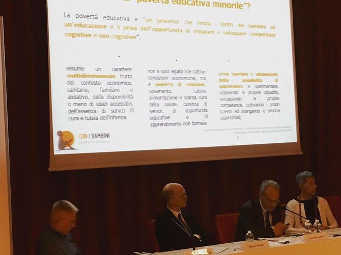 Alla presentazione ufficiale del progetto #Fuoricentro: coltiviamo le periferie, il richiamo all’attenzione al tema della povertà educativa, spesso troppo poco considerato, da parte del prof. Carlo Borgomeo presidente dell’impresa sociale Con i Bambini. E proprio il contrasto alla povertà educativa è l’obiettivo di fondo del progetto che coinvolgerà per tre anni 30 realtà del territorio trentino nelle Comunità del Comun General de Fascia, della Valsugana e Tesino e della Paganella.