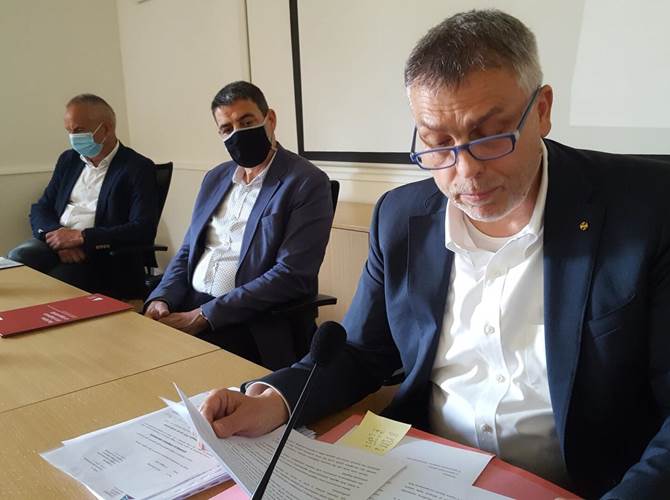 Cooperative di lavoro in assemblea: la sfida è su rigenerazione energetica e recupero urbanistico Cla, il consorzio che rappresenta quaranta cooperative di produzione, lavoro e servizi, oggi in assemblea nella sede di maso Visintainer a Trento.Bilancio positivo nonostante la contrazione del fatturato dovuta all’emergenza Covid.Il presidente Germano Preghenella: “ci preoccupa l’incognita sul futuro. Il mercato richiede organizzazione e dimensioni adeguate. L’azione del Consorzio è fondamentale, se c’è unità e condivisione da parte di tutte le cooperative.Siamo pronti ad intercettare gli investimenti per la ripresa: superbonus, rigenerazione energetica, valorizzazione dei contesti urbani”.