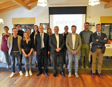 Autorità e fondatori alla costituzione della cooperativa Kroft