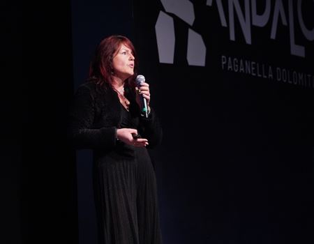 Sara Puel durante la presentazione del bilancio