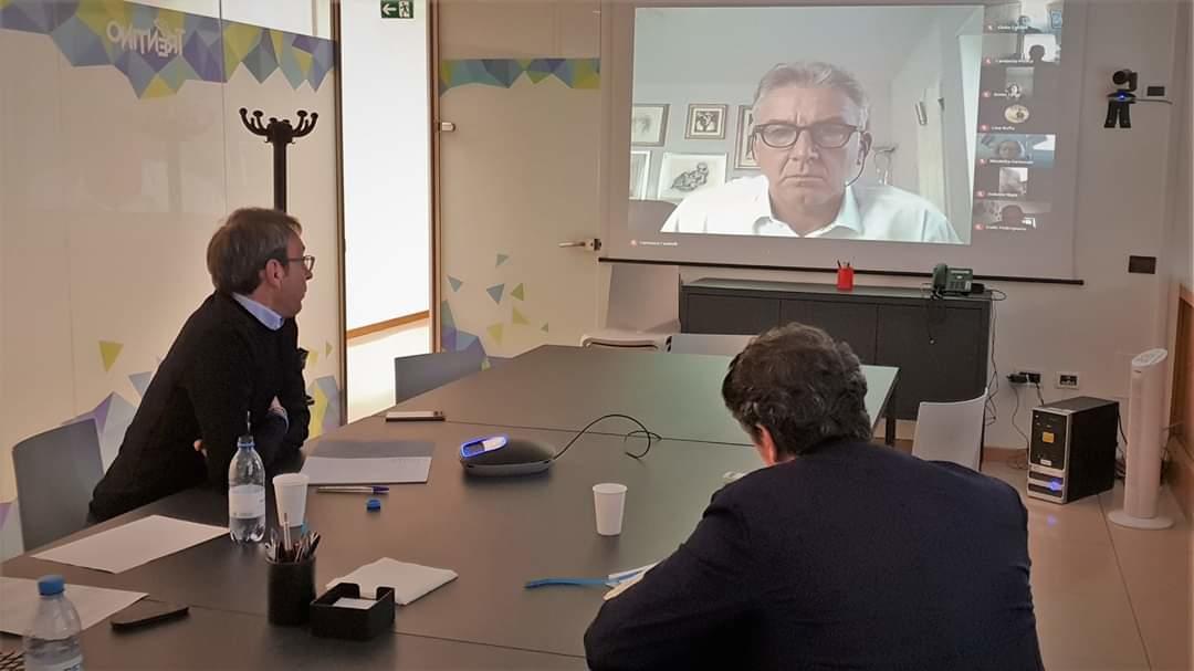 Turismo trentino e coronavirus: Failoni convoca i rappresentanti istituzionali per la Fase 2 Una call con più di cento fra sindaci, assessori, consiglieri comunali e rappresentanti delle Comunità di valle con delega al turismo: l’ha presieduta in videoconferenza l’assessore provinciale all’artigianato, commercio, promozione, sport e turismo Roberto Failoni, affiancato dal Ceo di Trentino Marketing Maurizio Rossini, per un aggiornamento condiviso con i rappresentanti istituzionali del territorio su cosa si sta facendo per il turismo trentino in vista della cosiddetta imminente Fase 2, quella definita della ripartenza.