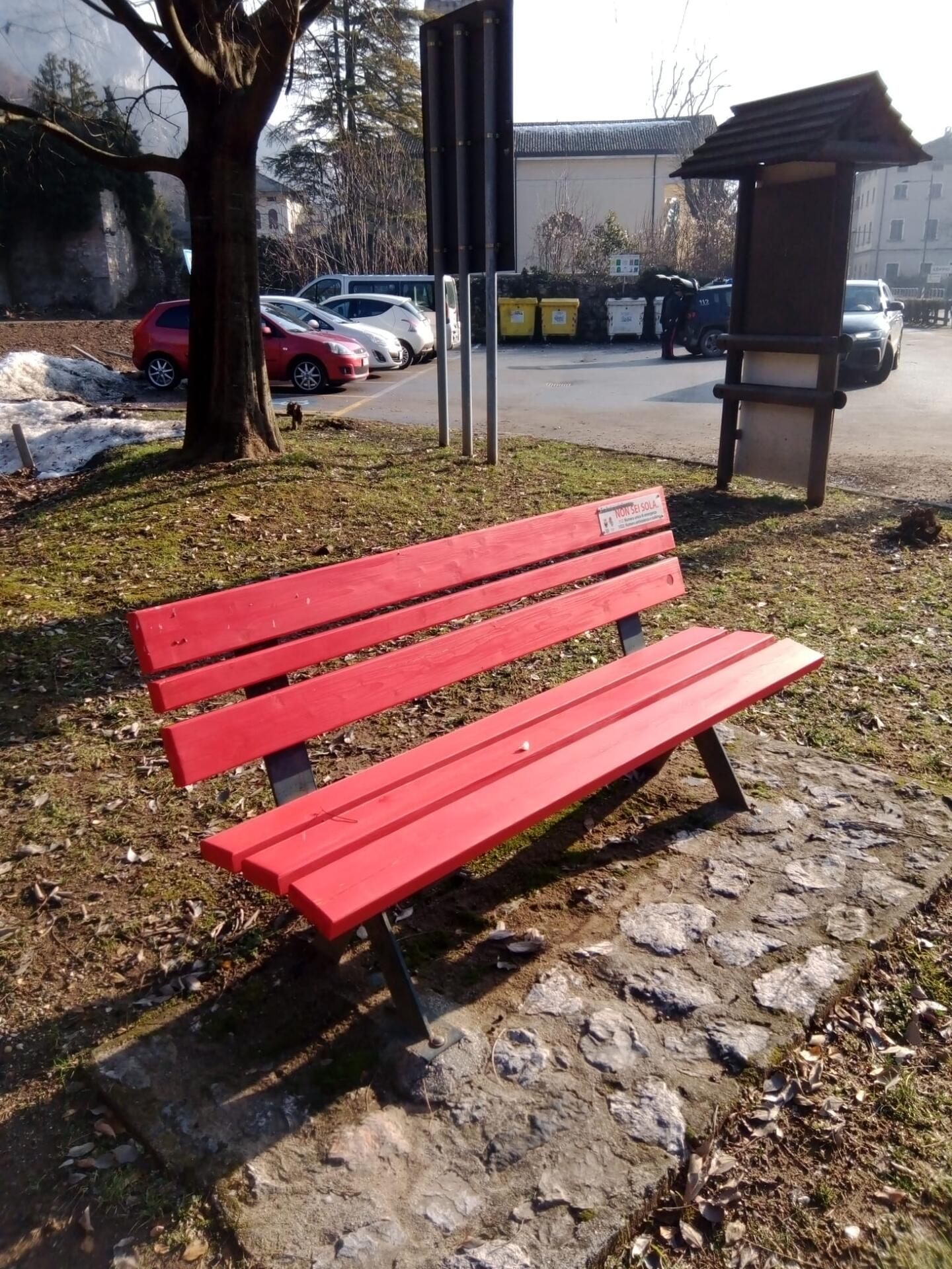 Violenza sulle donne, le “panchine rosse” presidiano le ciclabili La Provincia ha installato 10 panchine lungo le piste ciclabili aderendo al progetto nazionale “Panchina Rossa” promosso dal movimento Stati Generali delle Donne.