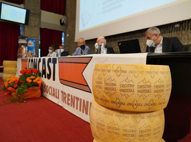Concast-Trentingrana, bilancio soddisfacente. Dal blocco del turismo pesanti ripercussioni  Nell’anno nero dell’epidemia il Consorzio Trentingrana-Concast chiude il bilancio con risultati complessivi in linea con l’anno precedente. A picco la ristorazione, settore fortemente condizionato dall’andamento del turismo.Il presidente Marchesi: chiediamo al Governo provinciale di rafforzare gli interventi di valorizzazione delle produzioni in chiave territoriale.Al via il nuovo piano di investimenti: un centro unico per il confezionamento.Eletto il nuovo consiglio, confermati tutti i consiglieri in scadenza.