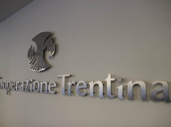Infiltrazione mafiose nelle coop? Solidarietà della Federazione a Mezzacorona e Sant'Orsola, che dichiarano la totale estraneità ai fatti Fiducia e solidarietà della Federazione nei confronti delle cooperative coinvolte nell'inchiesta. Mattarei: "Abbiamo appreso la notizia con sorpresa, in quanto non emergono fatti o nomi di persone collegati al movimento cooperativo". Gravi danni di reputazione.Le dichiarazioni dei presidenti di Sant'Orsola e Mezzacorona