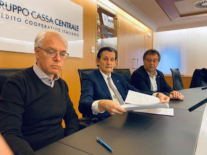 Sostegno allo sviluppo delle cooperative, un nuovo accordo rilancia Promofondo Promocoop Trentina, Cooperfidi e Cassa Centrale Banca hanno sottoscritto un nuovo accordo per rilanciare il fondo di rotazione che finanzia a tassi agevolati i progetti di sviluppo imprenditoriale e interesse cooperativo.A sedici anni dalla sua istituzione, Promofondo si è dimostrato uno strumento molto valido. Per questo si è deciso di rilanciarlo. Destinatarie le cooperative e società controllate aderenti alla Federazione. I mutui saranno erogati dalle Casse Rurali, con possibile garanzia di Cooperfidi.