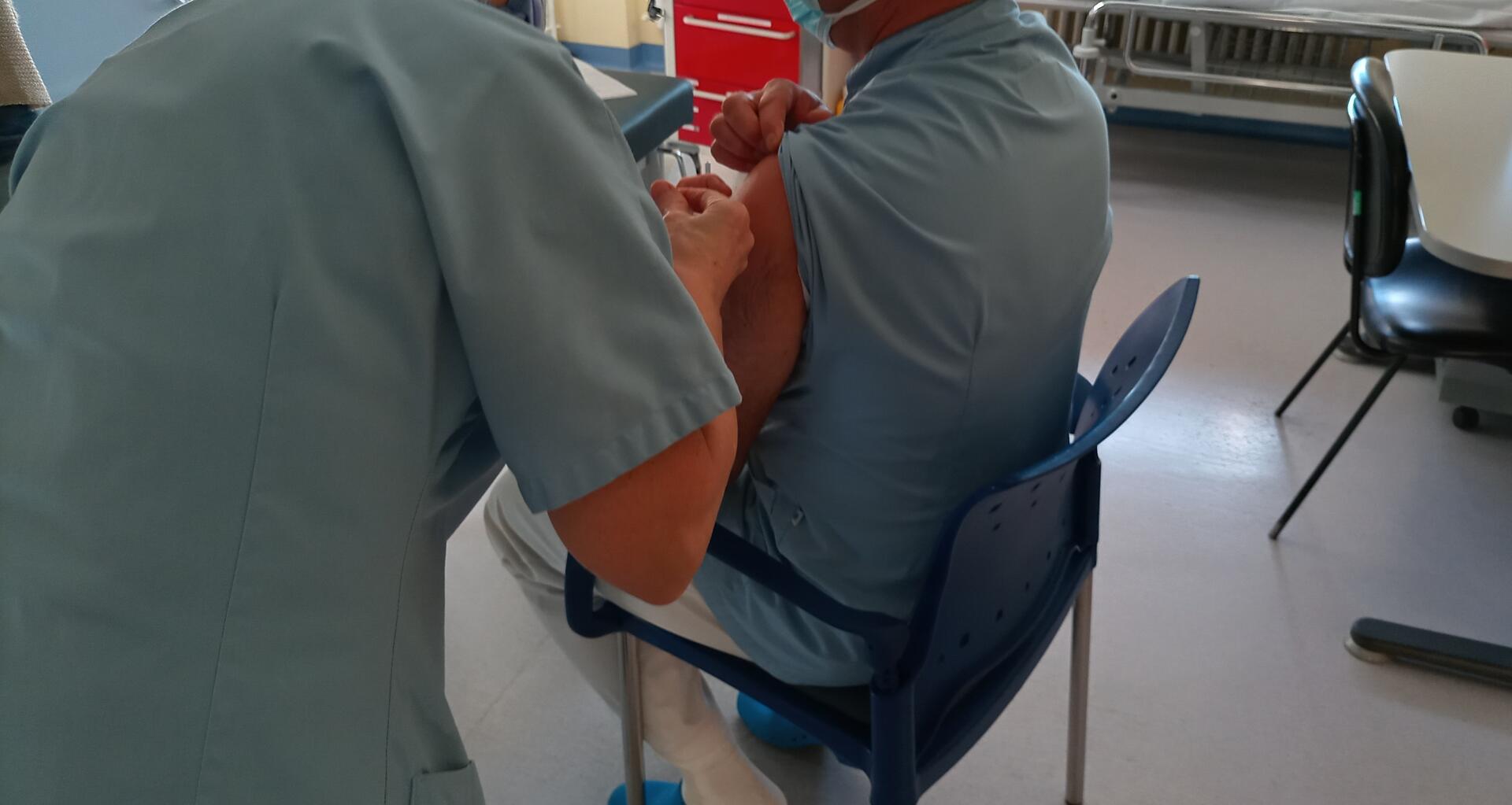 Vaccinazioni anti Covid-19: accordo con i medici di medicina generale Fra qualche settimana i medici di medicina generale potranno effettuare le vaccinazioni anti Covid-19 ai propri assistiti, o agli assistiti dei medici appartenenti alla stessa forma associativa.