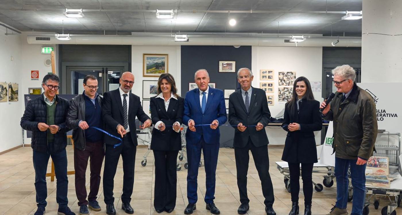 Taglio del nastro della mostra