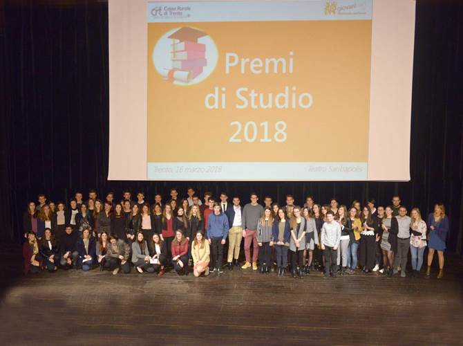 Cassa Rurale di Trento ha premiato 148 diplomati e laureati La serata è stata ospitata al Teatro Sanbapolis. Occasione per incontrare i giovani e premiare l’impegno che hanno espresso nel percorso scolastico.