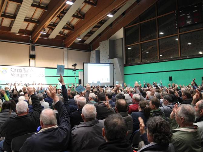 I soci della Cassa Rurale Valsugana e Tesino, riuniti oggi a Borgo Valsugana in assemblea straordinaria, hanno votato le modifiche statutarie necessarie per formalizzare l’adesione a Cassa Centrale Banca.