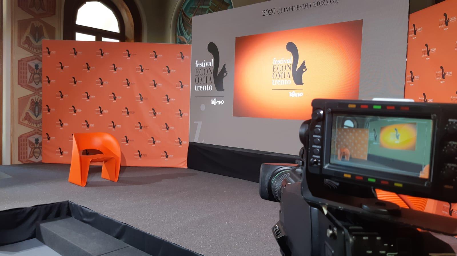 Festival dell'Economia: dopo il Covid come cambiano le città e il mercato del lavoro Il Coronavirus sta cambiando profondamente il modo di lavorare, sia in Italia che in altri paesi. Per la prima volta, milioni di imprese hanno adottato lo smartwork. Negli Stati Uniti, grandi imprese come Google, Facebook e Apple hanno scoperto che i loro impiegati sono più produttivi da casa che in ufficio. Che impatto avrà il Covid-19 sul mercato del lavoro e sulle famiglie e quali cambiamenti ci saranno sulle città? Su questi interrogativi si incentra, durante la settimana appena iniziata, il confronto al Festival dell'Economia online.