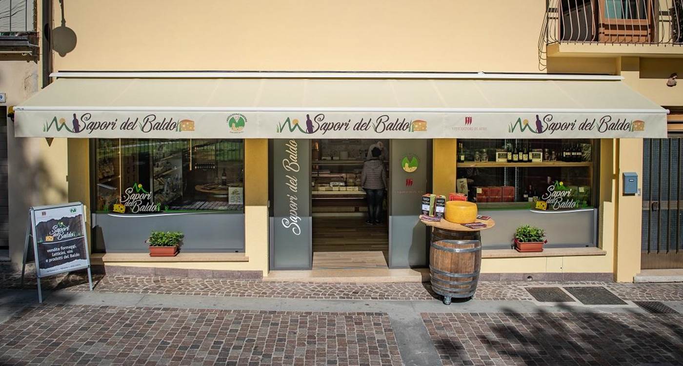 Evento inaugurale per il punto vendita Sapori del Baldo che apre le sue porte alla comunità di Malcesine e ai molti turisti, italiani e stranieri, che scelgono questo territorio per trascorrere le proprie vacanze.