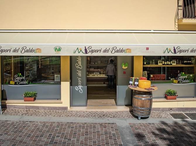 “Sapori del Baldo” a Malcesine.  Sabato mattina il taglio del nastro  Evento inaugurale per il punto vendita Sapori del Baldo che apre le sue porte alla comunità di Malcesine e ai molti turisti, italiani e stranieri, che scelgono questo territorio per trascorrere le proprie vacanze.