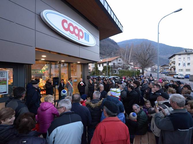 A Cembra il nuovo “Coop Trentino” Taglio del nastro del negozio “Coop Trentino” della Famiglia Cooperativa Valle di Cembra. Superficie superiore a 400 metri e ricca offerta commerciale indirizzata a soci e clienti tra gli elementi distintivi del punto vendita collocato sulla via principale della località. Oggi l’apertura. Ieri l’inaugurazione.