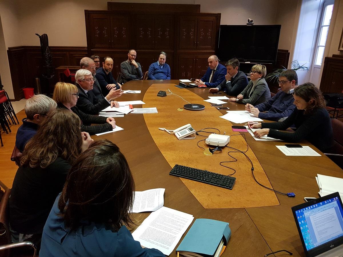 Si è tenuto il primo incontro fra la Giunta, con il presidente Maurizio Fugati, gli assessori Stefania Segnana, Mario Tonina, Giulia Zanotelli, Achille Spinelli, il dirigente generale Giancarlo Ruscitti, Federica Sartori del Servizio politiche sociali, e la Consulta provinciale delle politiche sociali, organismo insediato nel 2017 con funzioni consultive e propositive, in rappresentanza del vasto mondo delle organizzazioni e delle professioni che operano nel settore socio-assistenziale.
