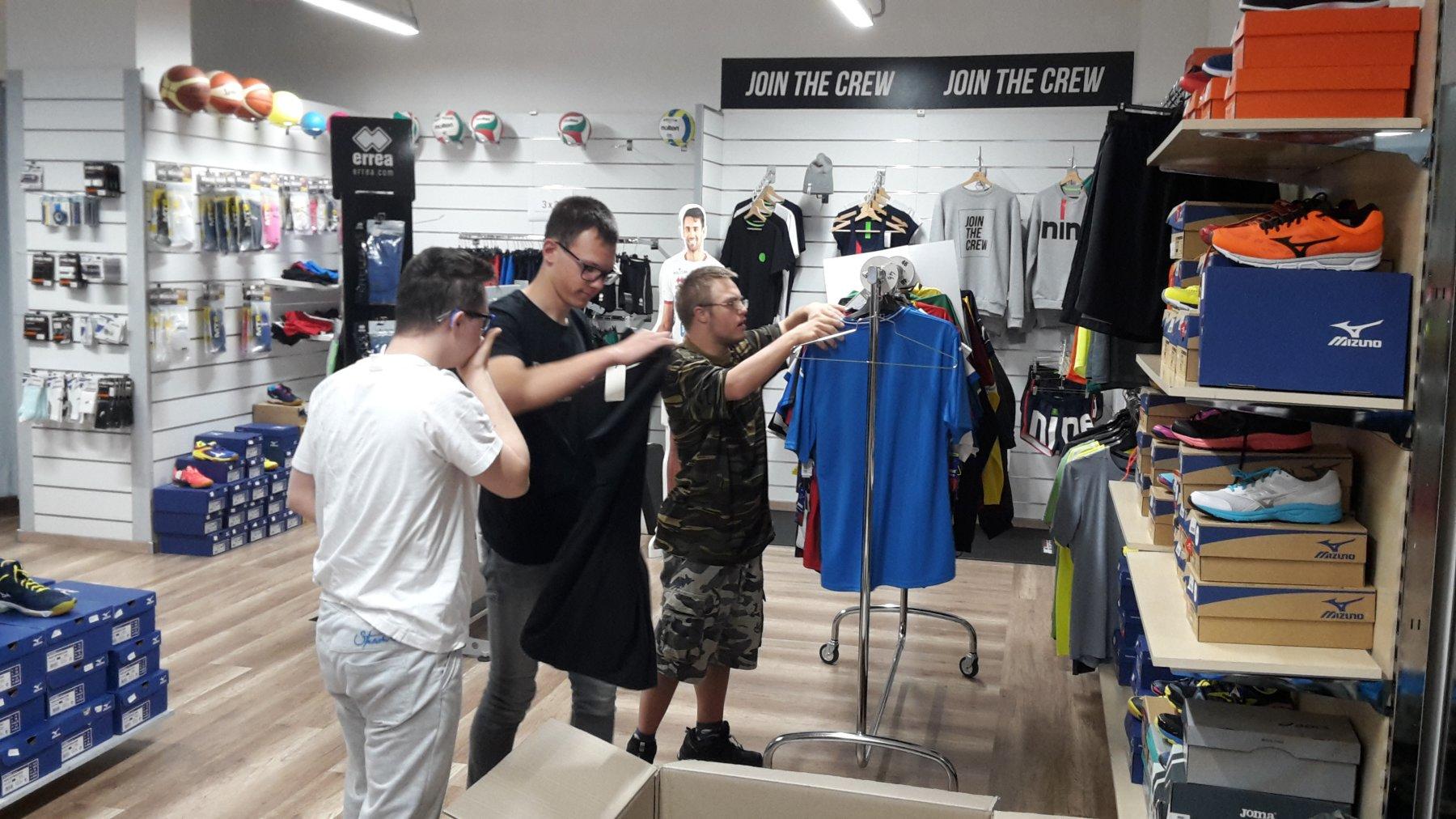 Educa&Ambiente partner della coop sociale CS4 Nei due punti vendita della cooperativa, a Spini di Gardolo e Pergine, si può trovare abbigliamento sportivo di buona qualità a prezzi decisamente convenienti