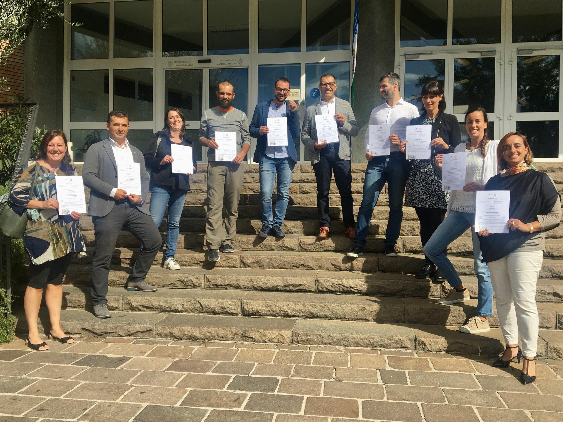 56 Manager territoriali al servizio della nostra comunità trentina Dal 2019 il Trentino ha una figura in più per potenziare politiche attive di crescita territoriale: è il Manager di territorio, un operatore professionale certificato che opera nell’ambito dei 35 Piani Giovani di Zona e di Ambito e dei 20 Distretti famiglia. Con la delibera si istituisce formalmente il Registro di questi operatori che vi saranno iscritti dopo aver conseguito la certificazione delle competenze. Il Registro verrà pubblicato a breve sul sito dell’ente promotore di questa figura e cioè l’Agenzia per la famiglia, natalità e politiche giovanili della Provincia autonoma di Trento: www.trentinofamiglia.it.