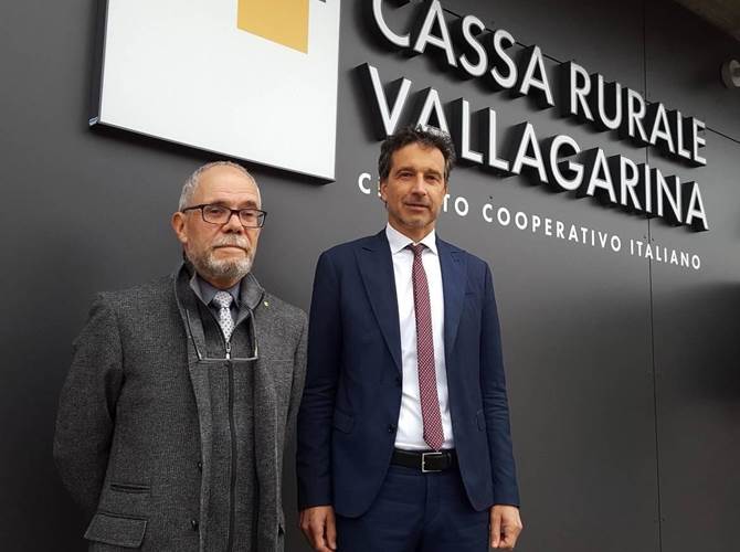 Rurale Vallagarina: consegnate 118 borse di studio Circa una per ogni anno di storia della Cassa Rurale, come riconoscimento per l’impegno scolastico e investimento sul futuro. I giovani sono stati coinvolti in un sondaggio per cogliere le ragioni delle loro scelte formative e la sensibilità sul mondo cooperativo. L’appello del presidente Vicentini ai premiati: “Abbiate occhi e cuore aperti sul vostro territorio e continuate a tenervi informati sulla Cassa Rurale”.