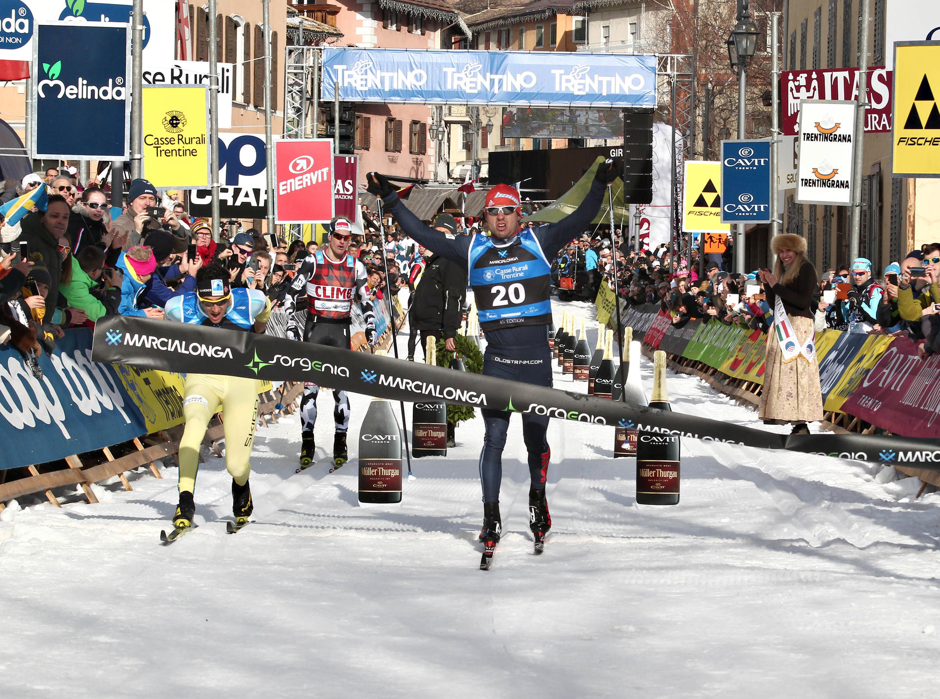 La quarantacinquesima Marcialonga di Fiemme e Fassa è stata un’edizione da record: tempo ottenuto dal vincitore 2:48:08, su un manto innevato velocissimo e spettacolare, aiutato dalle temperature rigide della mattinata (attorno ai -3 gradi) che non hanno intaccato la pista di 70 km.