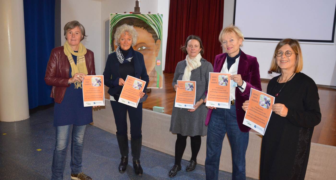 Nella foto (da sinistra a destra): Marion Maier, la prof.ssa Susanne Elsen, Dr Alessandra Piccoli, Martina Schullian e Monika Gross.