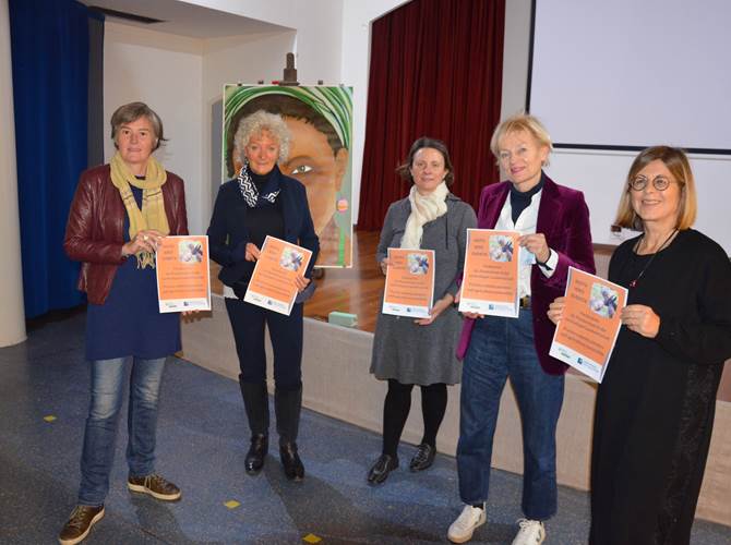 Il gruppo di iniziativa Nella foto (da sinistra a destra): Marion Maier, la prof.ssa Susanne Elsen, Dr Alessandra Piccoli, Martina Schullian e Monika Gross.