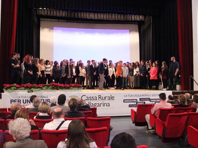 Cassa Rurale Vallagarina per lo studio e la professionalità di oltre 100 giovani Serata dedicata al tema della sostenibilità per i 103 ragazzi e ragazze premiati ieri sera dalla Cassa Rurale per il loro impegno nello studio e nel lavoro