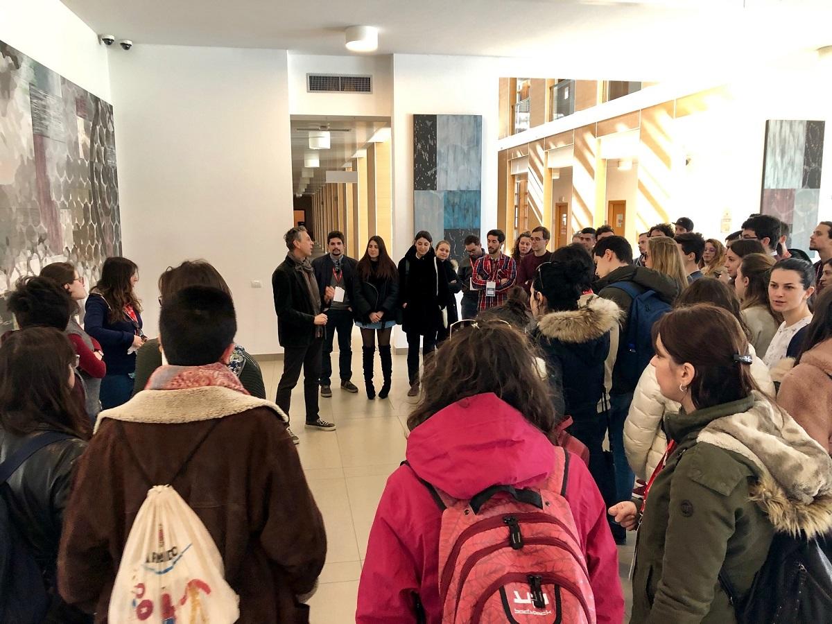 La Green Week della Fondazione Edmund Mach è iniziata con la visita di 50 studenti al campus di San Michele all’Adige: i ragazzi, provenienti da tutta Italia, sono stati accolti nei laboratori da ricercatori e tecnologi Fem nell’ambito del tour alle “Fabbriche della sostenibilità”. Venerdì 1 marzo, alle 11 nell’auditorium del Dipartimento di Lettere a Trento, il presidente Andrea Segrè interverrà alla cerimonia inaugurale, mentre nel pomeriggio sono in calendario due eventi sulla sostenibilità nell’agricoltura, negli alimenti e nell’ambiente.