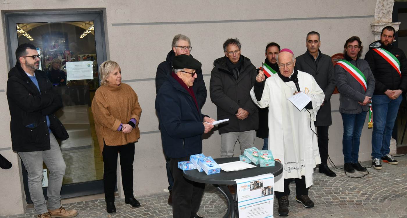 Monsignor Bressan benedice il sale