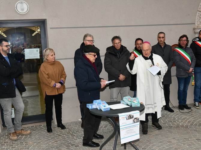 Monsignor Bressan benedice il sale