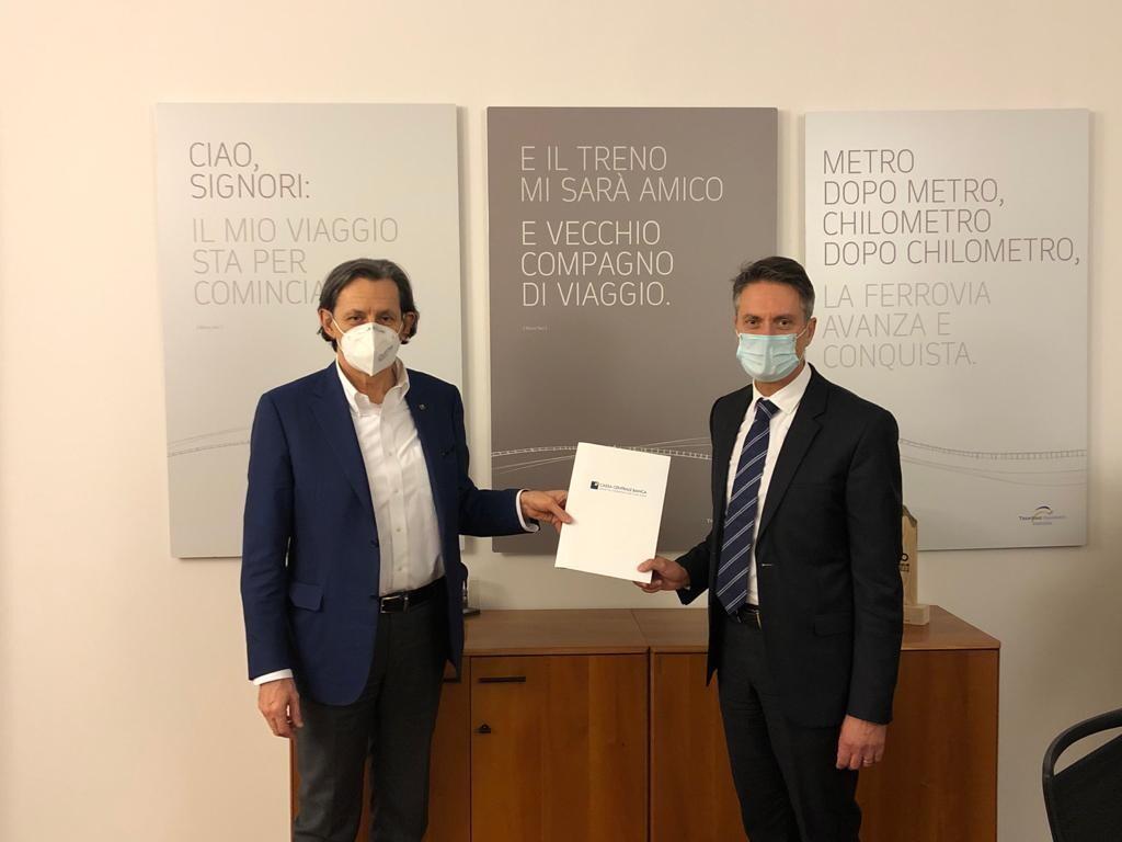 Cassa Centrale Banca e Trentino Trasporti S.p.A. siglano accordo da 20,6 milioni di Euro per il rinnovo del parco mezzi L’accordo siglato con Cassa Centrale Banca permetterà a Trentino Trasporti S.p.A. di investire 20.6 milioni di euro nel settore dei trasporti pubblici finanziati dalla Provincia Autonoma di Trento, rinnovando il parco mezzi e le infrastrutture della società in un’ottica di sostenibilità ecologica e rispetto dell’ambiente.
