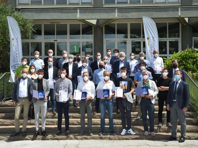 Premiate le cantine vincitrici del 4° Concorso vini territorio, 28 i premi assegnati Presso l'aula magna della Fondazione Edmund Mach, si è svolta la cerimonia di premiazione del 4° concorso sui vini del territorio. Il concorso, autorizzato dal Ministero delle politiche agricole alimentari e forestali come concorso ufficiale, si è tenuto il 13 e 14 maggio con la valutazione da parte di una commissione di 30 esperti di 138 etichette provenienti da oltre 70 cantine trentine e altoatesine.