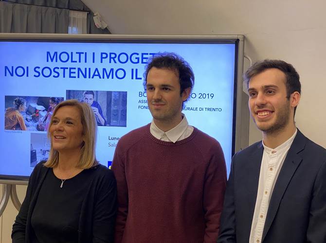 Consegnate stamani le borse di studio assegnate dalla Fondazione Cassa Rurale di Trento a Francesco Pedrotti e Daniele Pirrone. La presidente della Fondazione Rossana Gramegna: investiamo sui giovani talenti, in un Paese che è in fondo alle classifiche per numero di laureati.