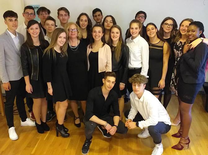 Presentato l’Annuario dell’Istituto Floriani Ripresa una tradizione interrotta nel 2012. I ragazzi della 3^ B hanno lavorato organizzati in cooperativa scolastica. Nel volume sono riportate le foto di tutte le classi, dei docenti e del personale della scuola. In conclusione sono pubblicate le interviste al vicesindaco di Riva e al sindaco di Nago Torbole, già studenti del Floriani