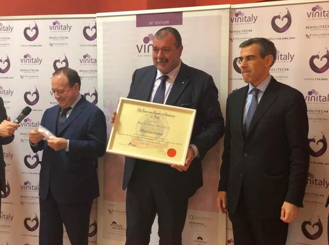 Gruppo Mezzacorona premiato al Vinitaly Il riconoscimento è stato consegnato al presidente Luca Rigotti.