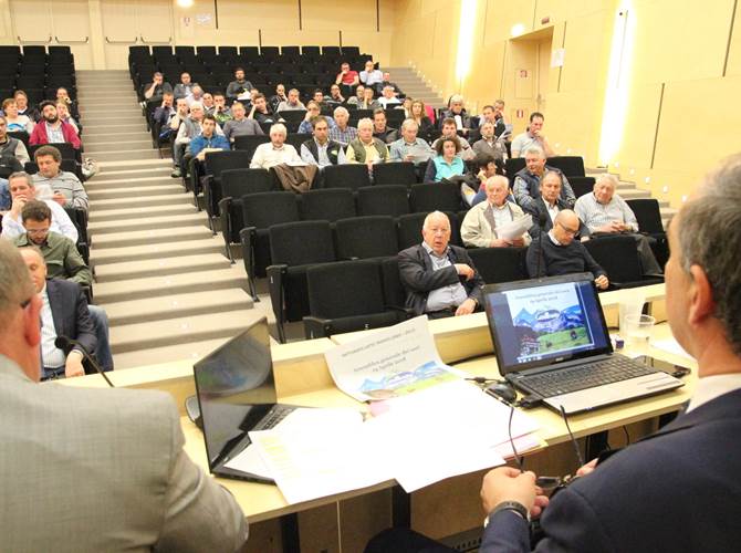 Latte Trento, ai soci remunerazioni record. Pienamente operativo il nuovo caseificio L’assemblea dei soci della Cooperativa Latte Trento approva il miglior bilancio di sempre. Nel 2017 boom della panna e del burro, che portano alle stelle il prezzo del latte liquidato ai soci: in media 0,58 euro al litro, con punte di 0,64.Il caseificio è pressoché ultimato e pienamente operativo anche per i formaggi. Entro l’anno sarà realizzato il nuovo ampio spaccio con annesso bar bianco.Il presidente Carlo Graziadei: soddisfazione per un risultato storico che ci proietta molto lontano. Negli ultimi dieci anni abbiamo realizzato investimenti per 50 milioni di euro.Il direttore Sergio Paoli: finalmente possiamo lavorare il latte in una struttura ottimamente organizzata e tecnologicamente all’avanguardia.Il valore della produzione è di 49 milioni, 3,5 in più dell’anno precedente.