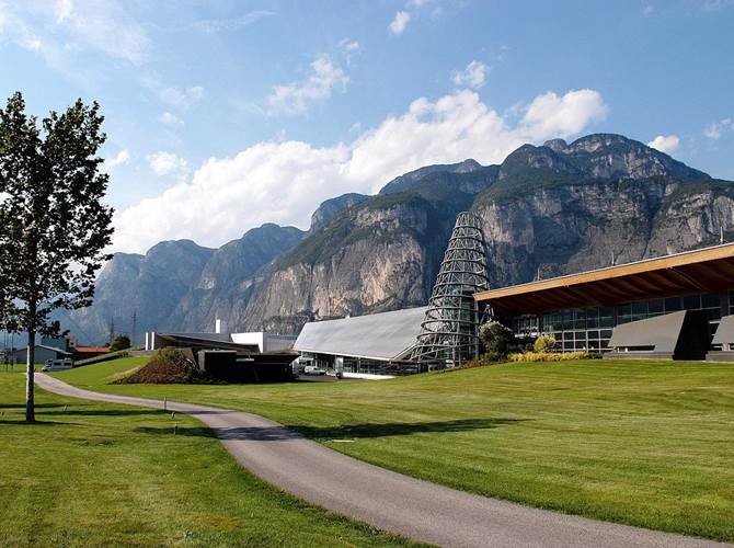 Scuola di Studi Internazionali e Gruppo Mezzacorona: al via la collaborazione Firmata la convenzione che avvierà percorsi di studio e analisi sul futuro del territorio trentino in un’ottica di sviluppo e apertura internazionale. Prima iniziativa un premio per tesi di laurea sui temi del commercio mondiale, della sostenibilità, della promozione, dell’impatto economico dei cambiamenti climatici, della legislazione e della sicurezza alimentare. Il bando online sul sito: https://www.unitn.it/bando-mezzacorona-rotari. Domande entro il 6 settembre.