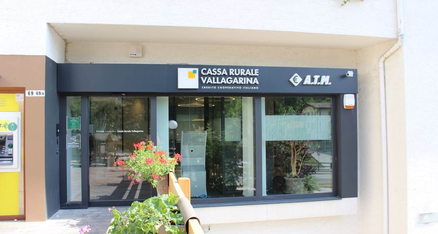 L'esterno della filiale di Lavarone