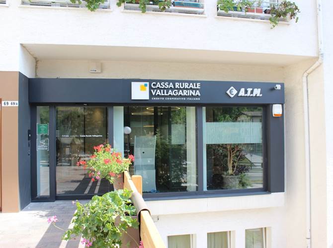 L'esterno della filiale di Lavarone