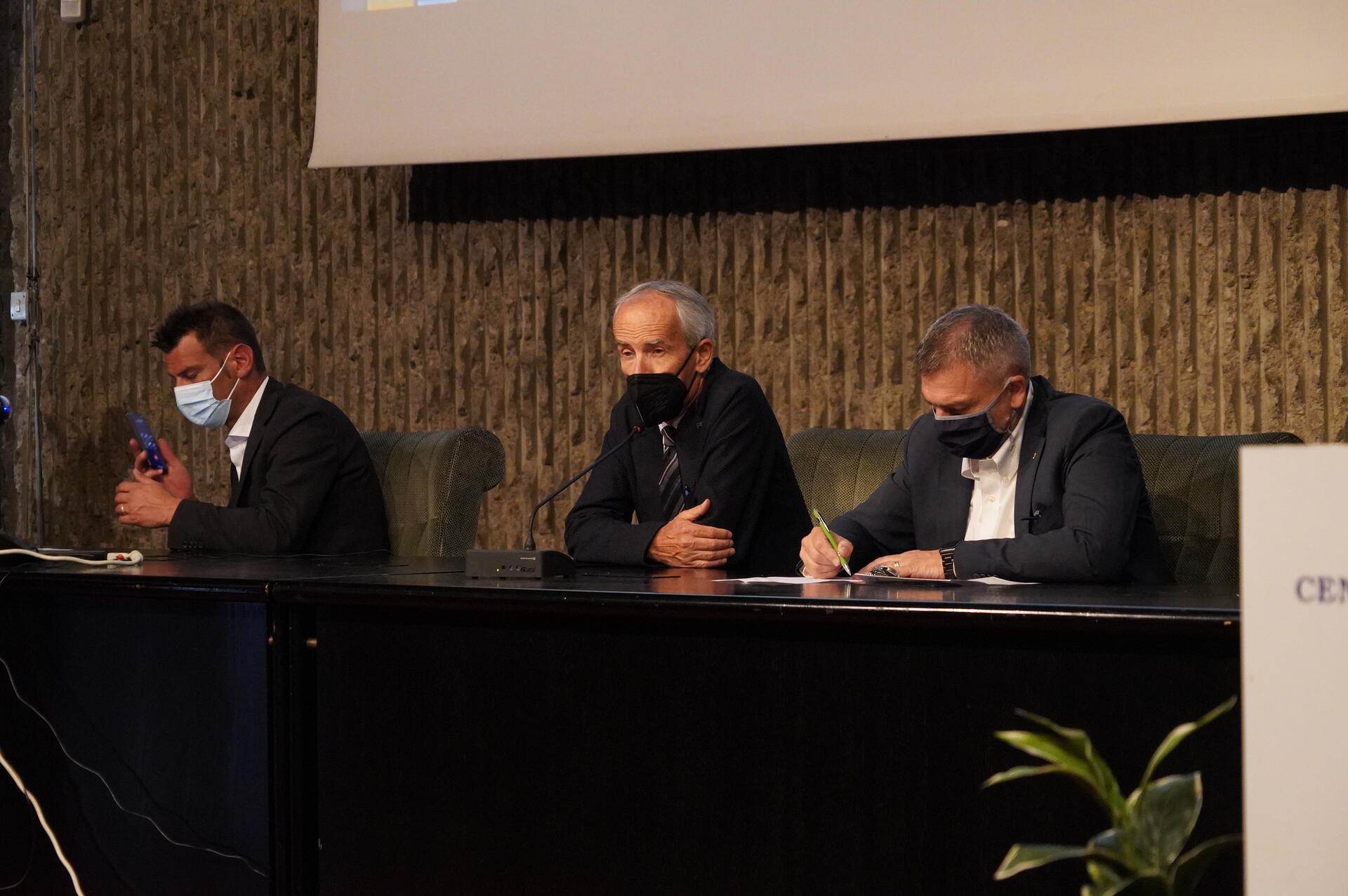 Cooperative di lavoro e servizi, il Covid non spezza il fronte dell’occupazione Presentato il bilancio aggregato delle 136 cooperative attive in questo settore, che continuano a garantire buon lavoro a oltre 7 mila persone (+2,3% rispetto al 2019). Il commercio e logistica trainano il comparto dei servizi, che altrimenti segna una sostanziale tenuta. In aggregato, il valore della produzione ammonta a 400 milioni (+6,5%).Soffrono le cooperative di produzione lavoro, dove il dato del fatturato si ferma a 282 milioni (-8,3%) a causa delle difficoltà dovute alle limitazioni pandemiche soprattutto nella ristorazione, turismo, organizzazione eventi e fiere.