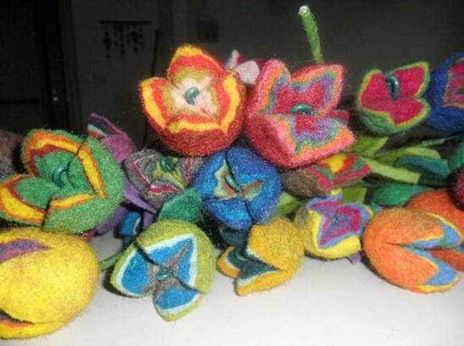 Maso Toffa, dalla cenere nascono i fior Dopo l'incendio che ha colpito la struttura, gestita dalla cooperativa sociale Oltre, gli utenti hanno ricominciato a lavorare il feltro e propongono i fiori per Natale come simbolo di rinascita dopo tante avventure.