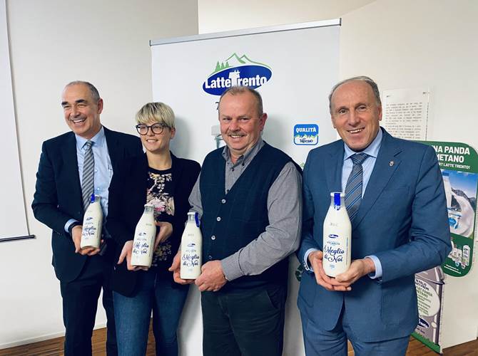 Il latte fresco di montagna si veste di vetro Oggi la presentazione delle nuove confezioni nello stabilimento di Latte Trento alla presenza degli assessori provinciali all’agricoltura Giulia Zanotelli e all'ambiente Mario Tonina.Il direttore Sergio Paoli: il latte alta qualità di montagna in confezione di vetro è la nostra massima espressione di eccellenza. Contiamo di produrne un milione di bottiglie su 30 totali.Stamani intanto si è svolta nella sede di Spini di Gardolo la premiazione del concorso per i consumatori, che ha raccolto più di diecimila schede: ai vincitori una Fiat Panda a metano, biciclette elettriche ed altri premi.